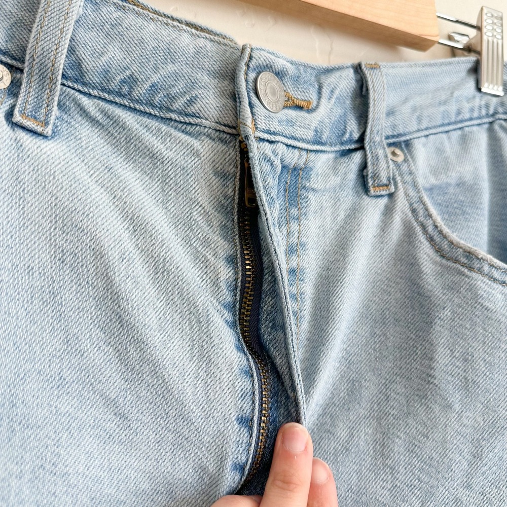 Levi's | High Waisted Cotton-Blend Mom Denim Shorts in Blue size 30 - Picture 6 of 9